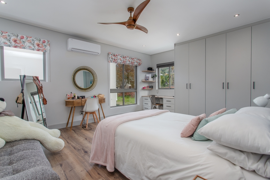 4 Bedroom Property for Sale in Lemoenkloof Western Cape